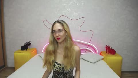 Snapshot of klaryevans chatting on 09/19/25, 04:14 Klary online show from 09/19/25, 04:14