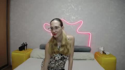 Snapshot of klaryevans chatting on 10/15/25, 07:19 Klary online show from 10/15/25, 07:19