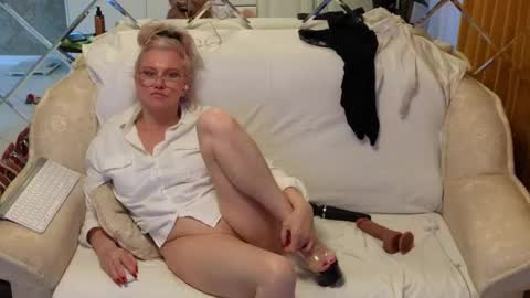 Snapshot of klitores chatting on 03/08/25, 12:30 ALYONA online show from 03/08/25, 12:30