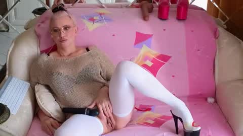 Snapshot of klitores chatting on 10/27/25, 03:10 ALYONA online show from 10/27/25, 03:10