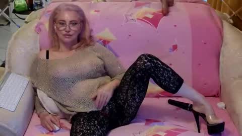 Snapshot of klitores chatting on 11/11/25, 02:00 ALYONA online show from 11/11/25, 02:00