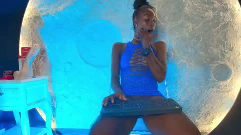 K L O E online show from 09/18/25, 02:52