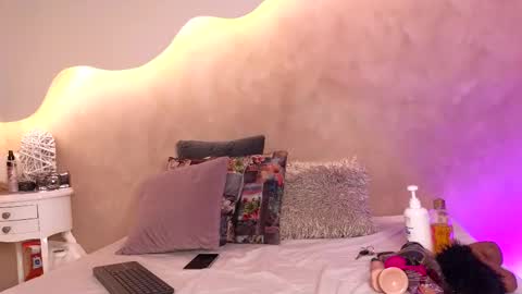 K L O E online show from 11/05/25, 07:36