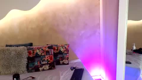 K L O E online show from 11/21/25, 07:45