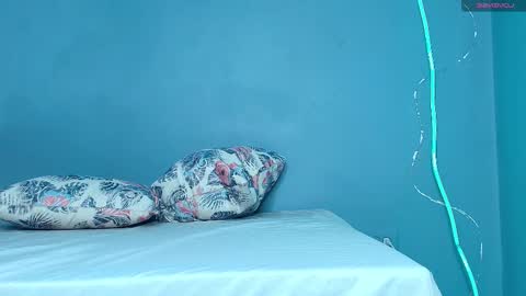 K L O E online show from 12/16/25, 12:43