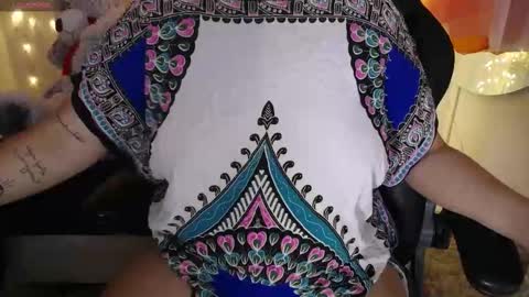 Snapshot of krishnaveni435486 chatting on 12/16/25, 01:05 Krish online show from 12/16/25, 01:05