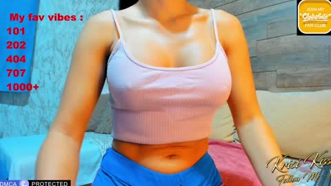 Snapshot of krisi_kiss chatting on 11/26/25, 04:13 KrisiFollow me Thumb UP online show from 11/26/25, 04:13