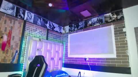 kriss_sweetboobs online show from 04/22/26, 12:28