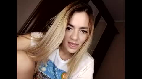 Snapshot of krisssexi chatting on 09/21/25, 04:03 KrissSexi online show from 09/21/25, 04:03