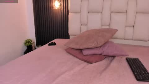 Snapshot of kristakinnky chatting on 06/05/26, 12:22 BETANIA online show from 06/05/26, 12:22