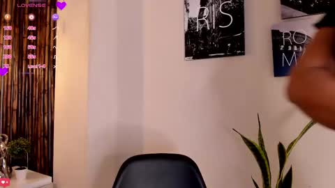 Snapshot of kristal_brown_ chatting on 10/02/25, 12:12 Aria online show from 10/02/25, 12:12