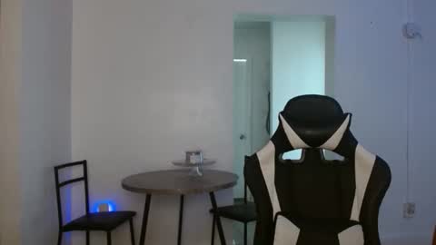 Snapshot of krystalblakexxx chatting on 10/27/25, 05:17 Krystal Blake online show from 10/27/25, 05:17