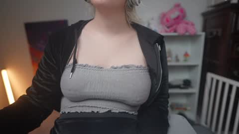 Snapshot of krystalsyxx chatting on 01/20/25, 12:15 Krystal Syx online show from 01/20/25, 12:15