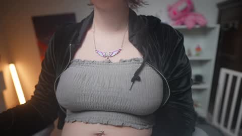 Snapshot of krystalsyxx chatting on 02/03/25, 04:57 Krystal Syx online show from 02/03/25, 04:57