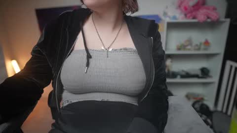 Snapshot of krystalsyxx chatting on 03/04/25, 02:17 Krystal Syx online show from 03/04/25, 02:17