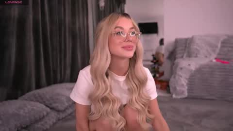 Kylie online show from 10/21/25, 08:09