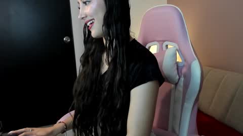 Snapshot of kymgiraldo8 chatting on 12/16/24, 07:26 Kym Giraldo online show from 12/16/24, 07:26