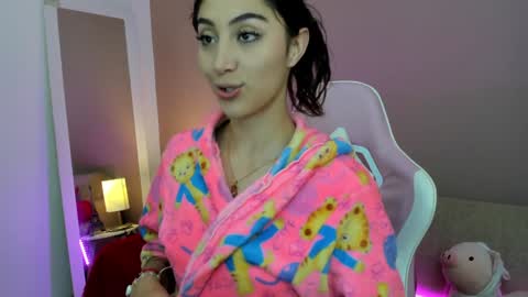 Snapshot of kymgiraldo8 chatting on 01/07/25, 06:05 Kym Giraldo online show from 01/07/25, 06:05