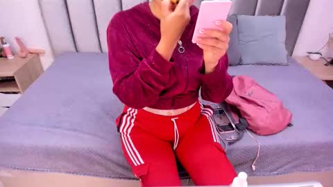 Snapshot of kyra_right chatting on 10/27/25, 12:09 Emily  Laila  online show from 10/27/25, 12:09
