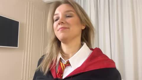 Snapshot of l1n4luv chatting on 10/15/25, 10:21 lina online show from 10/15/25, 10:21