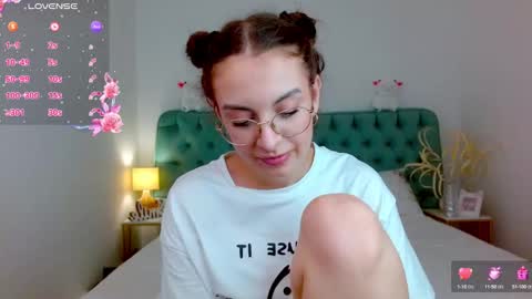 Snapshot of l1ttle_angel__ chatting on 09/13/25, 09:58 Margo online show from 09/13/25, 09:58