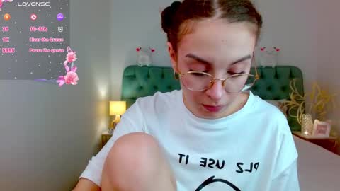Snapshot of l1ttle_angel__ chatting on 09/15/25, 08:31 Margo online show from 09/15/25, 08:31