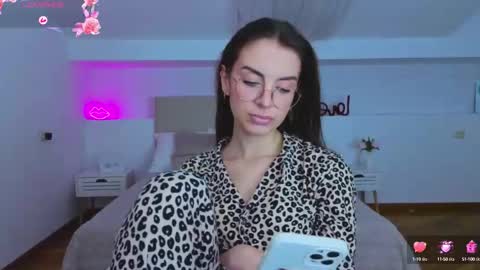 Snapshot of l1ttle_angel__ chatting on 09/30/25, 09:09 Margo online show from 09/30/25, 09:09