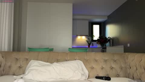 Snapshot of l_0l chatting on 10/27/25, 07:34 Julie online show from 10/27/25, 07:34