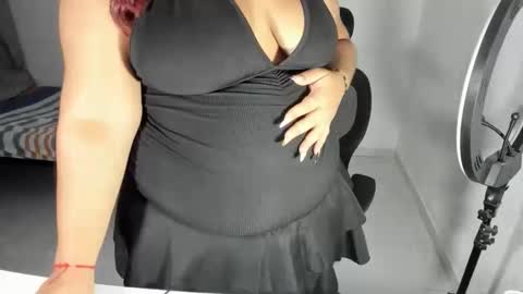 Snapshot of la_pequena_culona chatting on 05/21/26, 01:45 la_pequena_culona online show from 05/21/26, 01:45