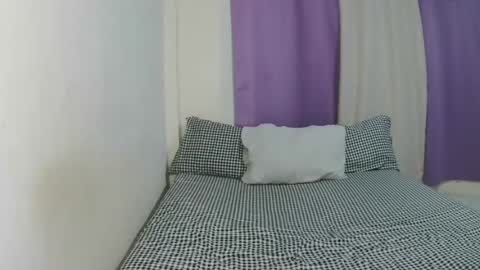 Snapshot of la_ura chatting on 07/13/26, 02:31 Laura online show from 07/13/26, 02:31
