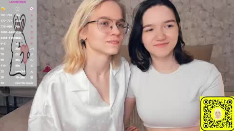 Snapshot of lacyedison chatting on 06/07/26, 07:17 Violet and Isabel online show from 06/07/26, 07:17