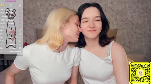 Snapshot of lacyedison chatting on 06/08/26, 07:03 Violet and Isabel online show from 06/08/26, 07:03