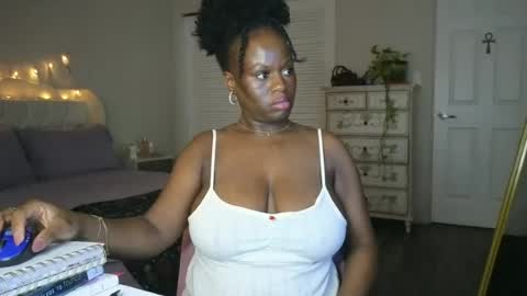 Snapshot of ladiosa_selene chatting on 07/23/26, 02:42 La Diosa Selene online show from 07/23/26, 02:42