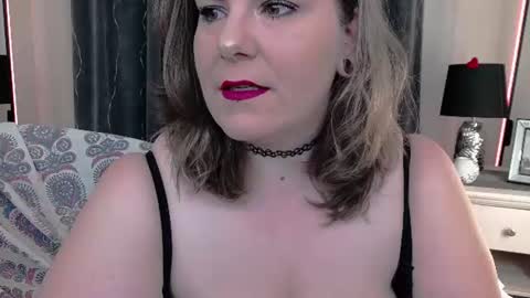 Snapshot of lady_2xl chatting on 07/10/26, 06:43 Lucy online show from 07/10/26, 06:43