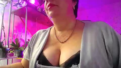 Snapshot of lady_gloria chatting on 12/15/24, 09:35 Lady Gloria online show from 12/15/24, 09:35
