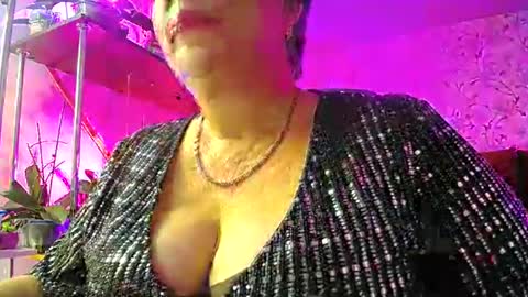 Snapshot of lady_gloria chatting on 12/17/24, 03:28 Lady Gloria online show from 12/17/24, 03:28
