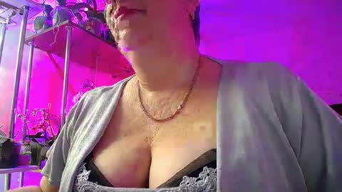 Snapshot of lady_gloria chatting on 02/27/25, 04:31 Lady Gloria online show from 02/27/25, 04:31