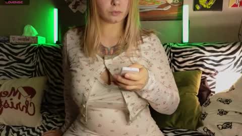 Snapshot of lady_lucky_love chatting on 09/20/25, 11:33 KENDALL NATHANPVT IS OPEN online show from 09/20/25, 11:33