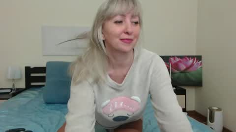 Snapshot of lady_milf_hot chatting on 02/23/25, 04:13 Sofi online show from 02/23/25, 04:13