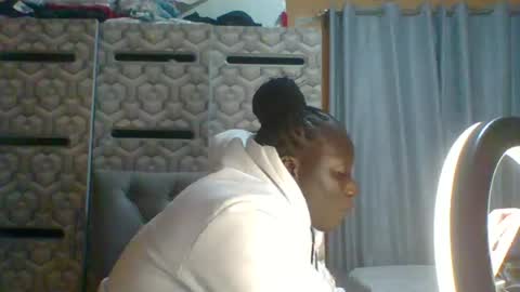Snapshot of ladyblossoms19 chatting on 07/05/26, 09:33 lindah32 online show from 07/05/26, 09:33