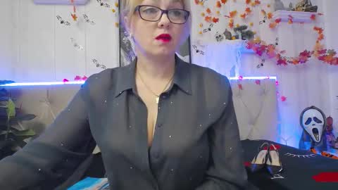 Snapshot of ladyjeen chatting on 10/19/25, 04:40 Lady Jeen Back on Sunday 8th of December online show from 10/19/25, 04:40