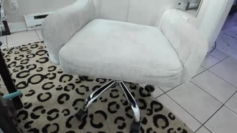 Snapshot of ladylux625 chatting on 12/21/25, 04:52 luxandleo online show from 12/21/25, 04:52