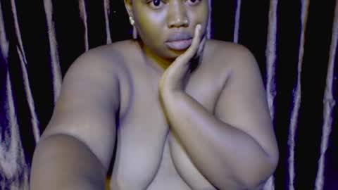 Snapshot of ladynina_ninss chatting on 05/25/26, 12:00 youngladynina online show from 05/25/26, 12:00