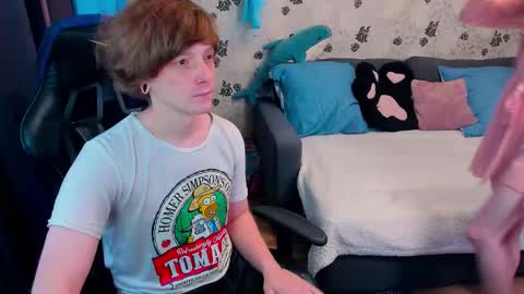 Snapshot of laksmrrr chatting on 11/23/25, 10:04 Lu Alex online show from 11/23/25, 10:04