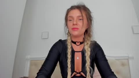 Lallie  online show from 12/17/25, 03:29