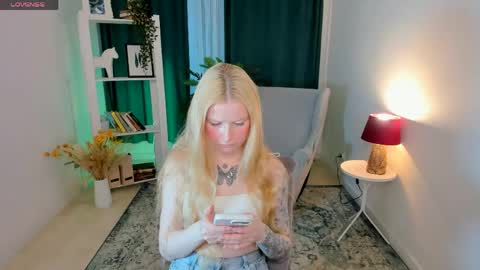 Snapshot of laly_peach chatting on 04/30/26, 11:27 Laly online show from 04/30/26, 11:27