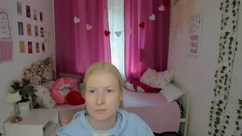 Snapshot of laly_peach chatting on 06/08/26, 11:10 Laly online show from 06/08/26, 11:10