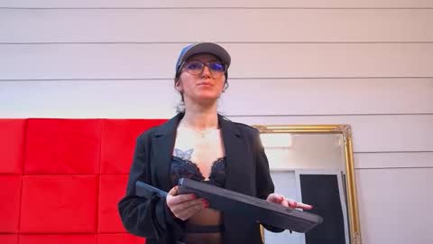 LanaBanner online show from 10/05/25, 05:50