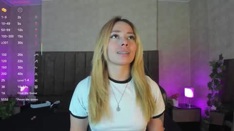 Lana online show from 12/01/25, 03:55