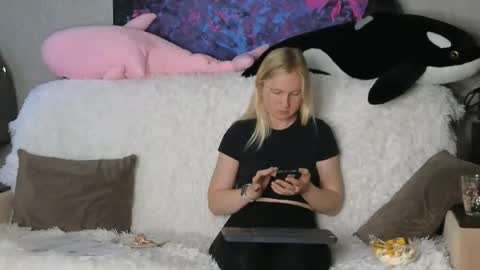 LanaviSmith online show from 11/19/25, 06:35